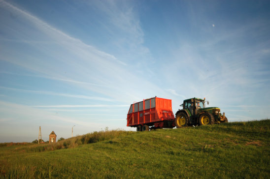 Traktor op oude zeedijk bij Abbega - FrieslandStock
