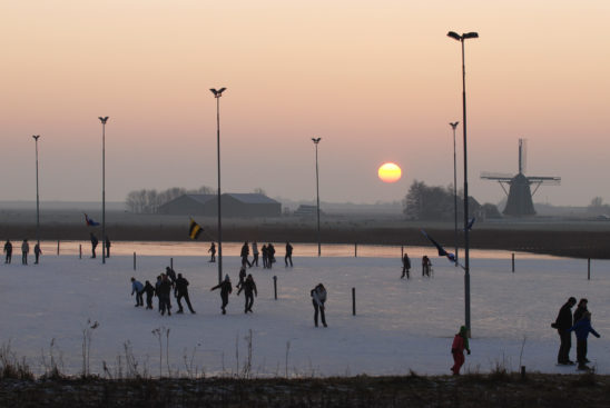 Schaatsers op schaatsbaan Workum - FrieslandStock