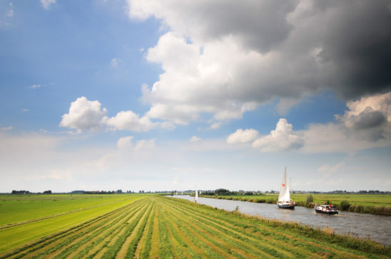 Boten varen naar Heeg via Jeltesloot - FrieslandStock
